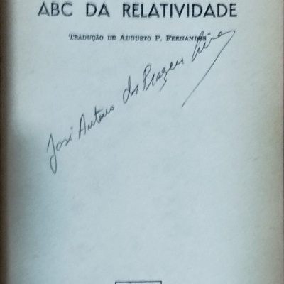 Capa do livro ABC DA RELATIVIDADE de Bertrand Russell com assinatura e selo coleção SABER