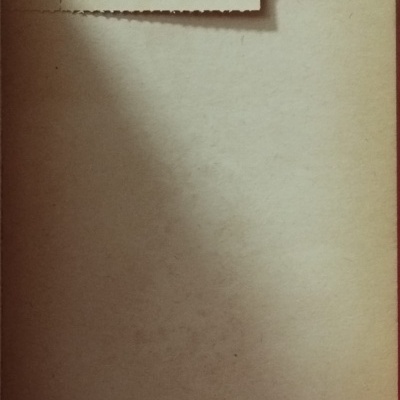 Etiqueta P.E.A. OBRA Nº 10026 PREÇO 3000 num fundo bege