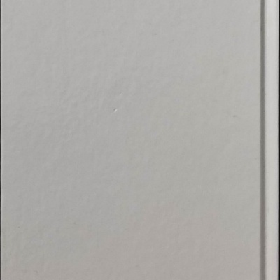 Capa traseira branca de livro com código de barras e texto