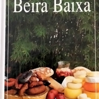Capa de livro com imagens de pão, enchidos, queijos, tomates e jarro com líquido vermelho.
