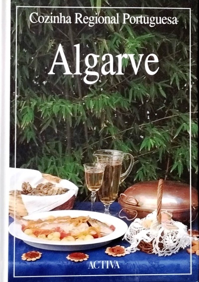Capa de livro de cozinha regional portuguesa Algarve com mesa posta e ingredientes