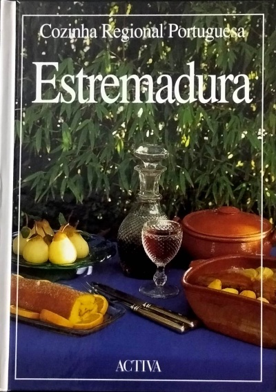 Capa do livro Cozinha Regional Portuguesa Estremadura com mesa posta e pratos de barro.