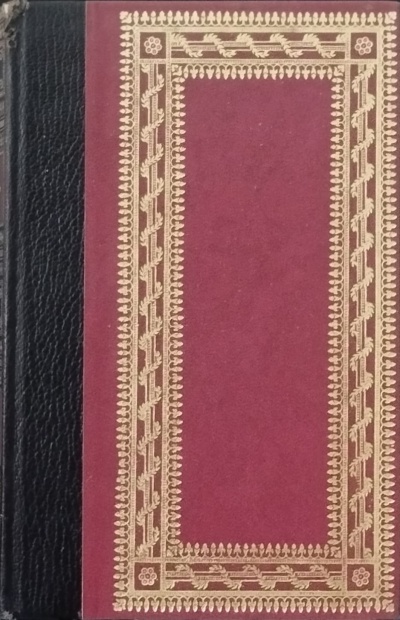 Capa de livro bordeaux com lombada preta e decoração dourada