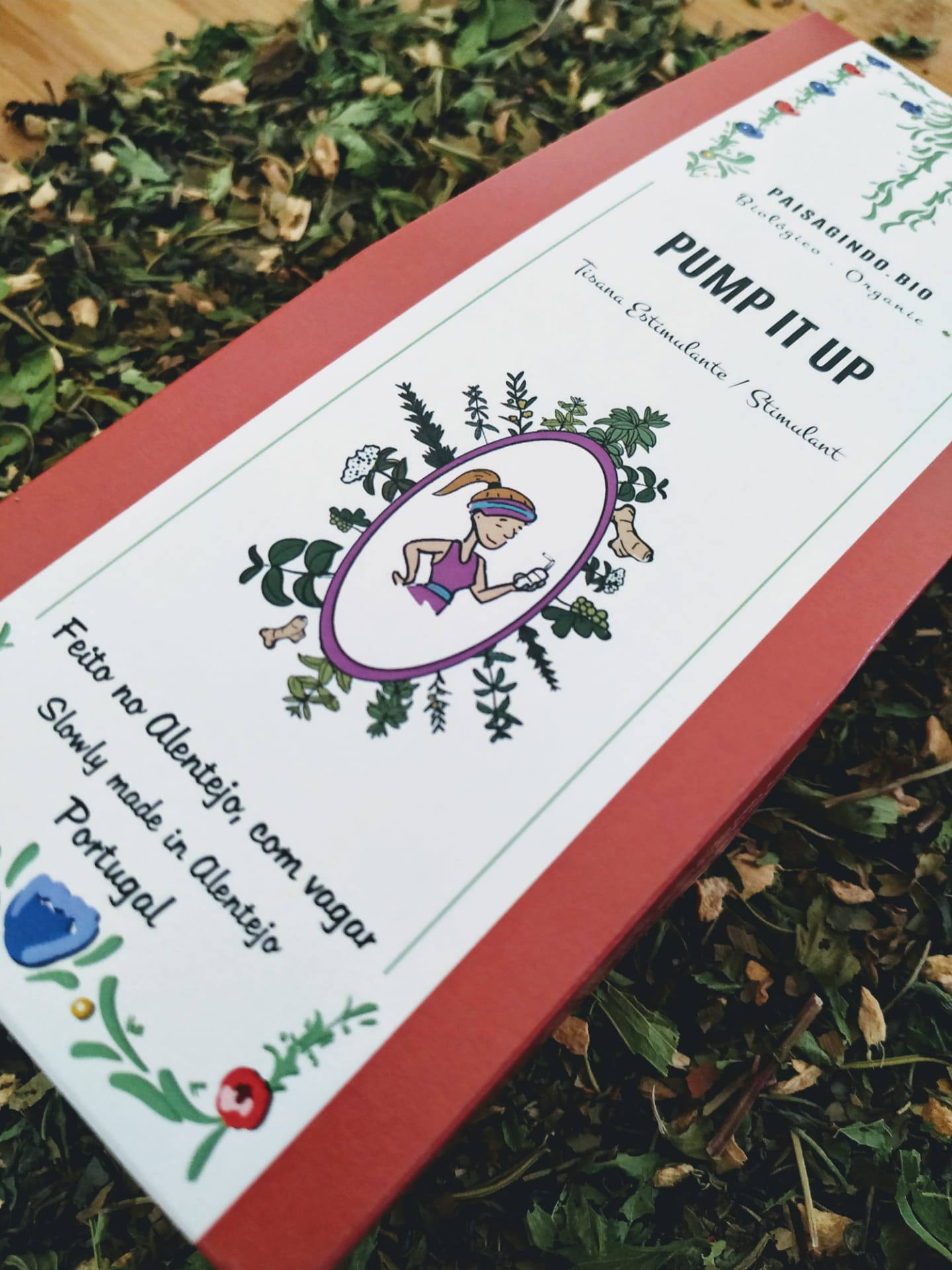 Pack 3 Tisanas Musicais "ALL DAY LONG" 🌞🎼🤘🏼🌚 Embalagem retangular cor-de-rosa com etiquetas brancas decoradas e texto, em fundo de folhas secas