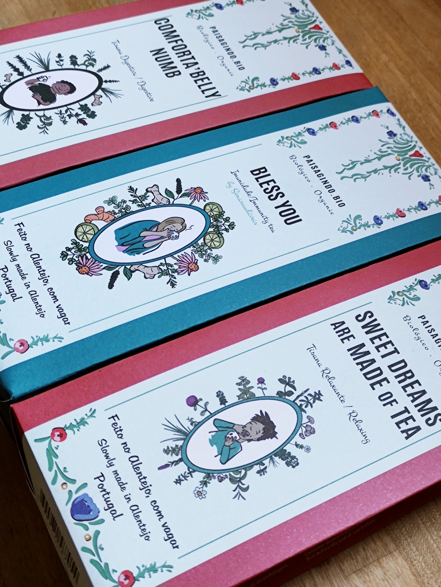 Pack 3 Tisanas "STRONGER" 💪 Caixas de chá coloridas com texto e ilustrações florais