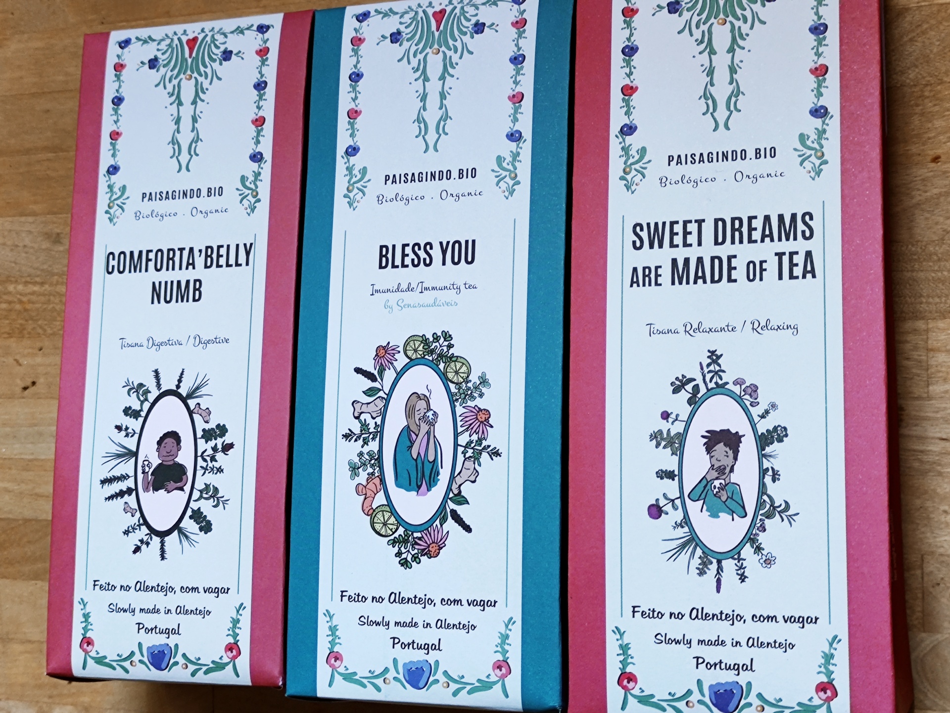 Pack 3 Tisanas "STRONGER" 💪 Três caixas de chá PAISAJEINDIO BIO coloridas com ilustrações e texto em inglês e português