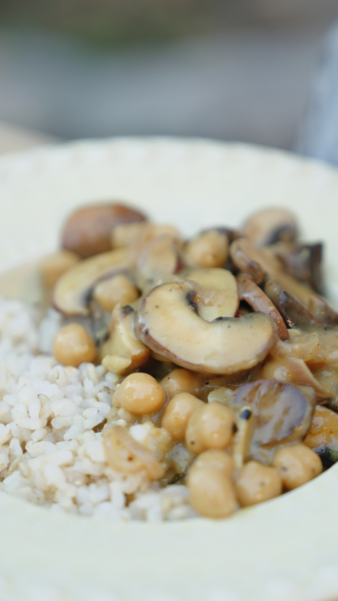 Prato com arroz, grão-de-bico e cogumelos em molho