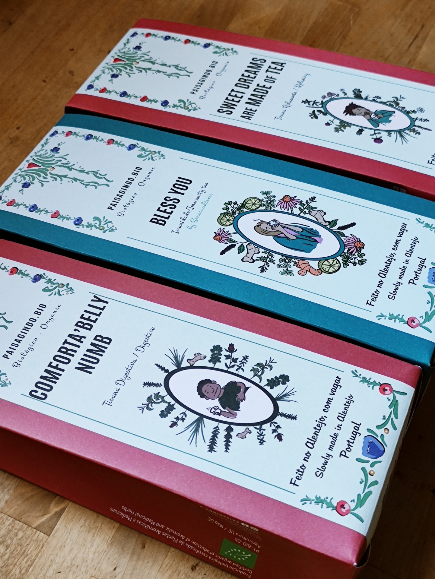 Pack 3 Tisanas "STRONGER" 💪 Caixas coloridas com etiquetas decorativas e textos em inglês e português