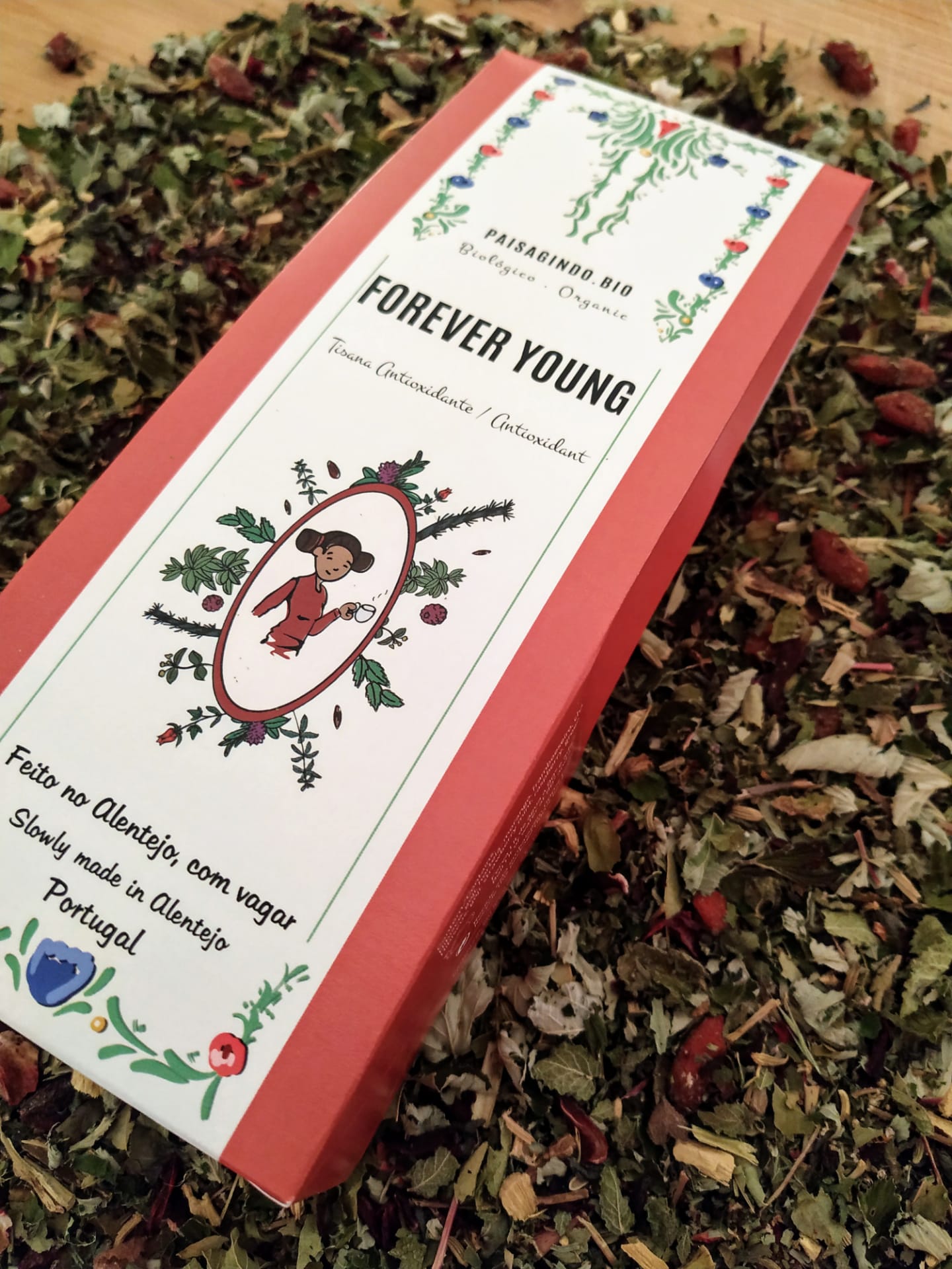 Pack 3 Blends & Tisanas "FEELING GOOD" 😊😎🤗 Caixa vermelha com etiqueta branca e desenho de macaca rodeada por plantas sobre ervas secas