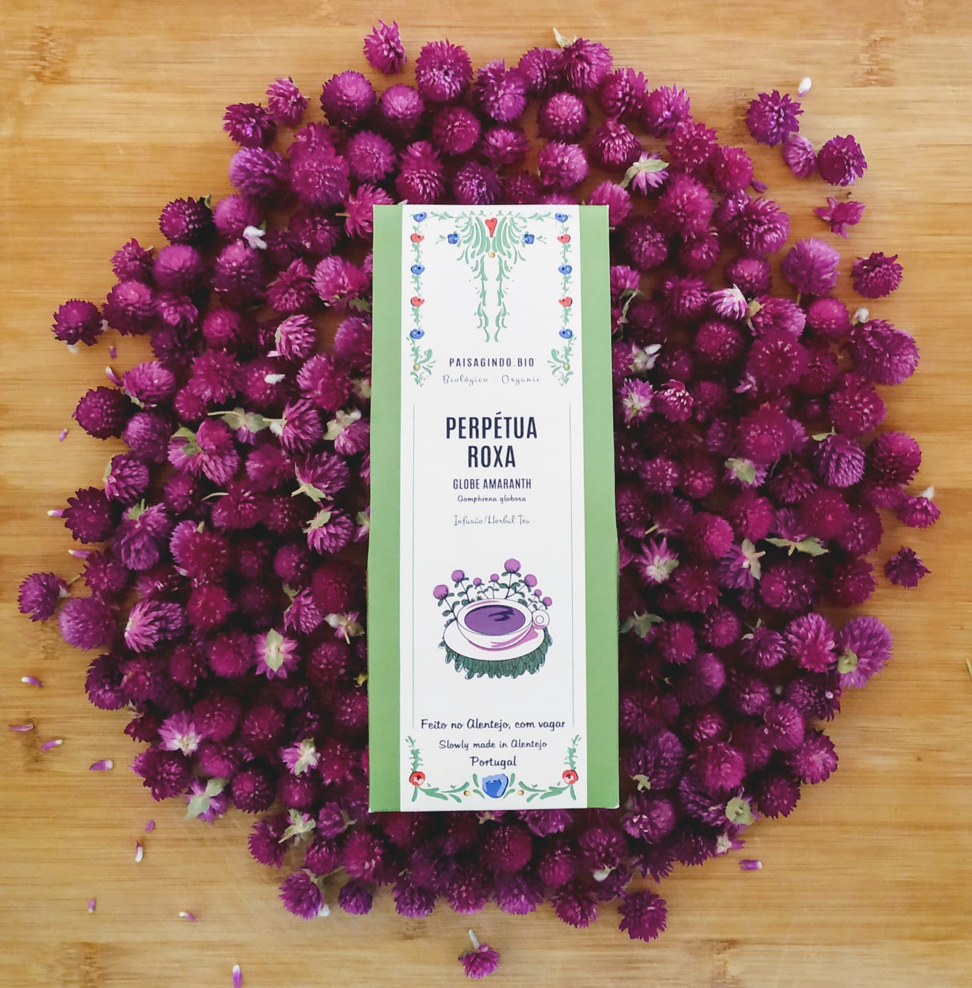 Perpétua roxa Flores roxas em volta de caixa branca com texto sobre chá