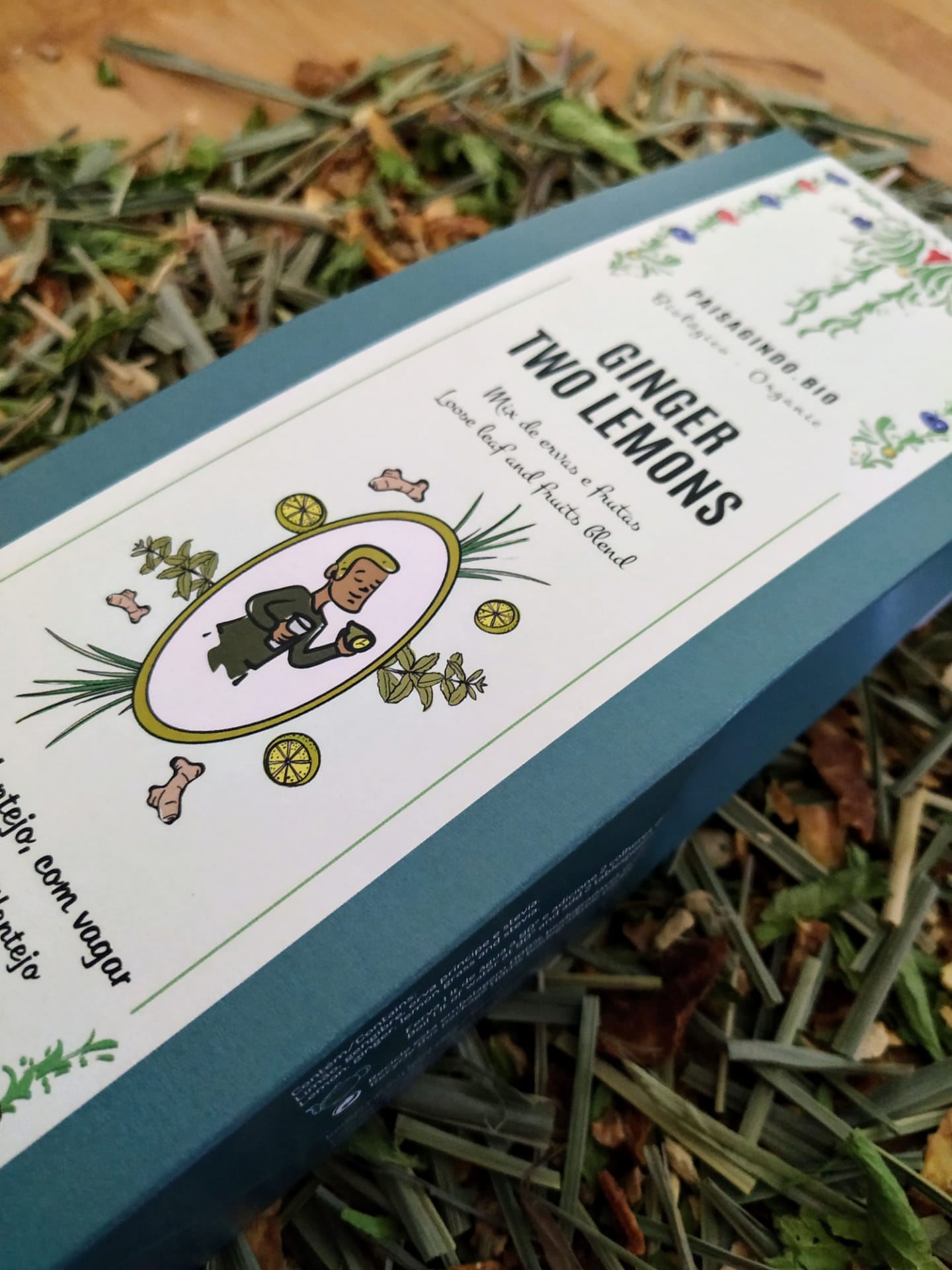 Pack 3 Blends & Tisanas "FEELING GOOD" 😊😎🤗 Embalagem azul de produto GINGER TWO LEMONS com ilustrações de limões e gengibre sobre folhas secas