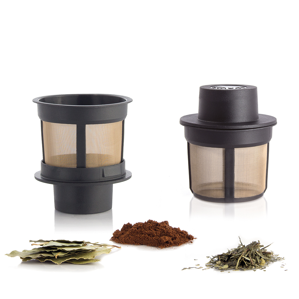 Infusor flutuante com malha inox para chá/infusão - M FLOATING BASKET - Finum® Dois filtros para chá ou café com malha dourada e estrutura preta com chá e café ao lado