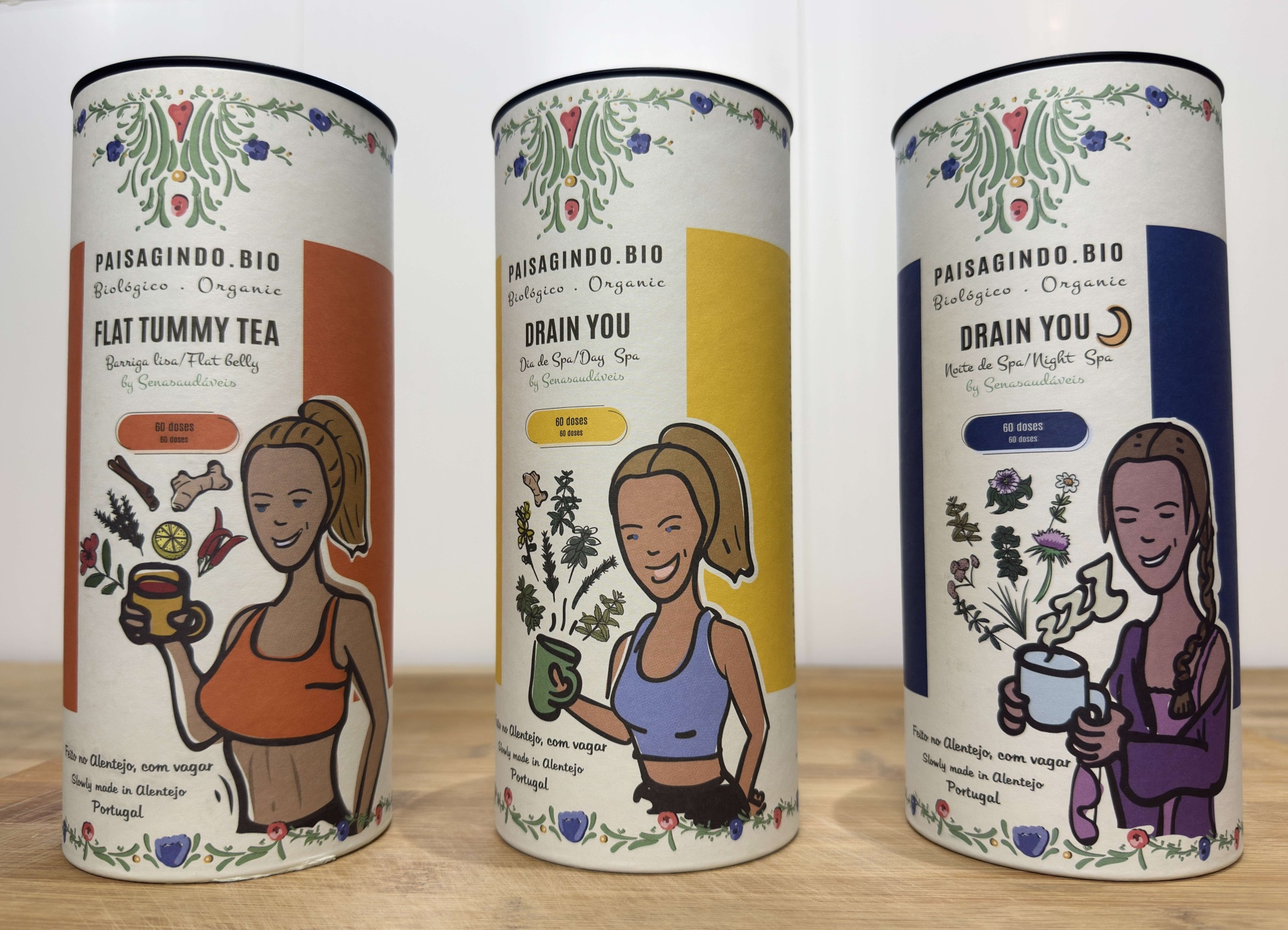 Pack XL3 Senasaudáveis | 3 Tisanas x 60 doses Três latas de chá orgânico Paisagindo.Bio com ilustrações de mulheres e textos sobre o tipo de chá e doses.