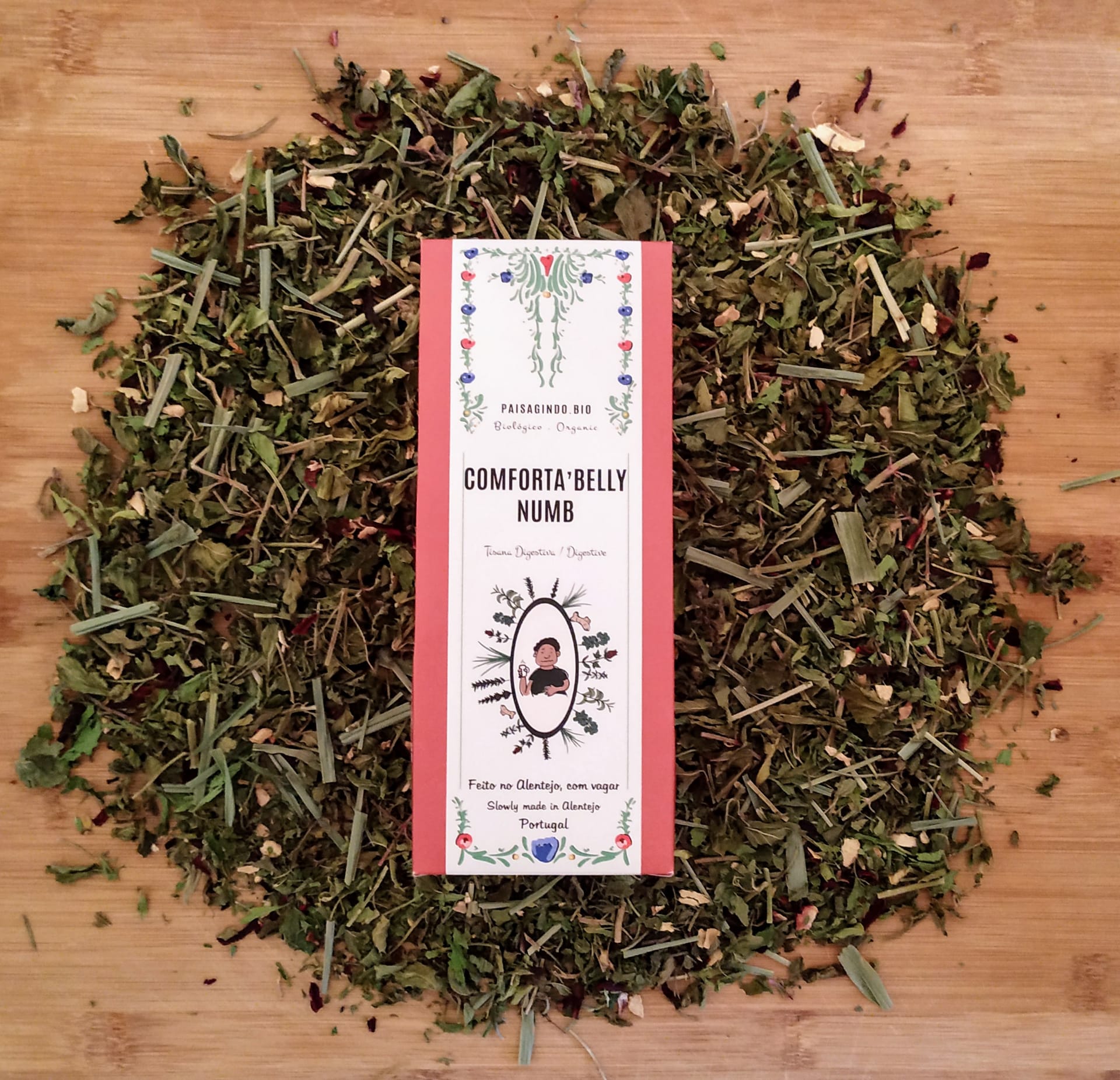 Pack 3 Tisanas "STRONGER" 💪 Ervas secas com embalagem retangular branca e vermelha com texto e decoração floral sobre fundo de madeira.