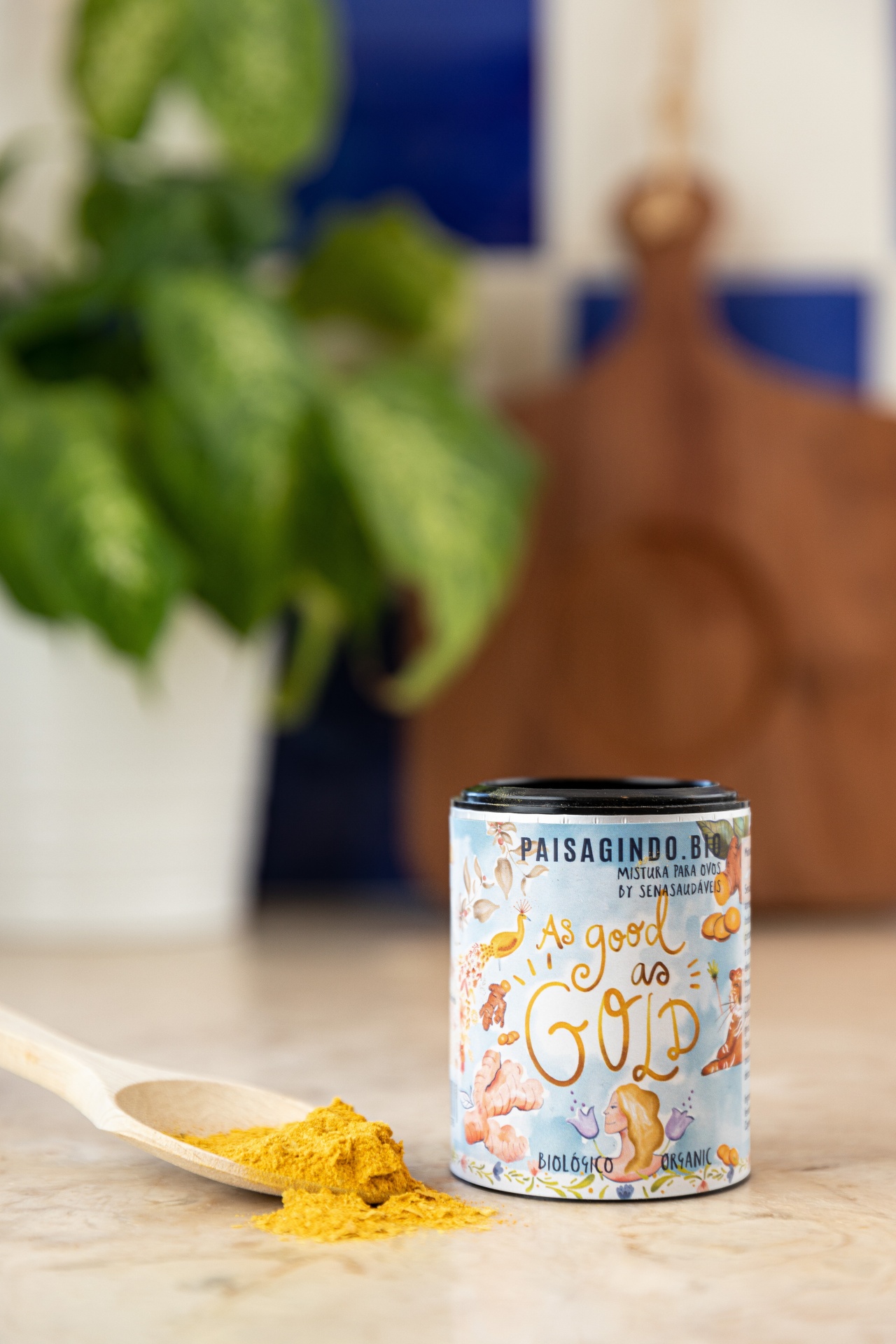 As Good as Gold by Senasaudáveis Frasco de especiarias ao lado de colher com pó amarelo em superfície clara