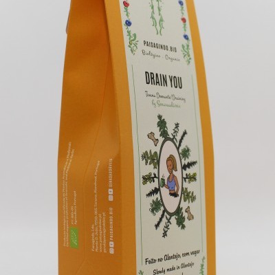 Embalagem amarela com rótulo branco decorado com flores e texto do produto tisana