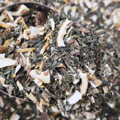 Mistura de chá a granel com folhas e pedaços secos em colher metálica