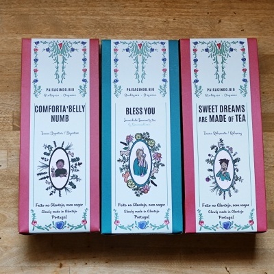 Três caixas de chá Pilarinha Tea com ilustrações e texto em inglês e português