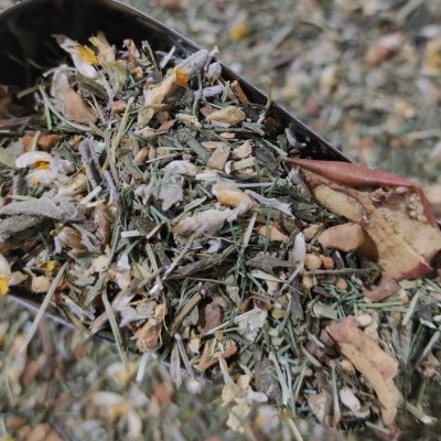 Mistura de ervas secas coloridas numa concha de metal