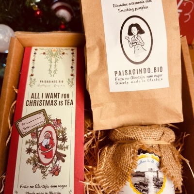 Três produtos artesanais do Alentejo em embalagem rústica e natalícia