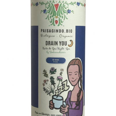 Embalagem cilíndrica de chá orgânico com ilustração de mulher a beber chá e texto PAISAGINDO.BIO