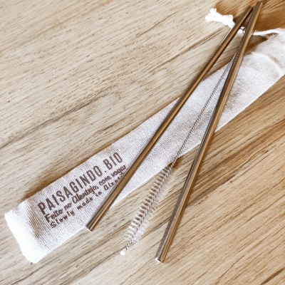 Dois canudos metálicos prateados com pincel e bolsa de tecido branco com texto