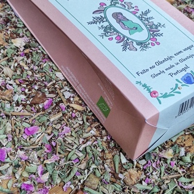 Embalagem do produto 'Mamma Mia' sobre folhas e flores secas coloridas