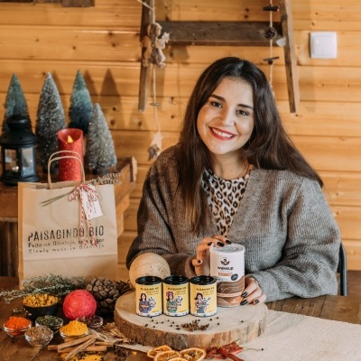 Mulher junto a especiarias e decoração rústica de madeira