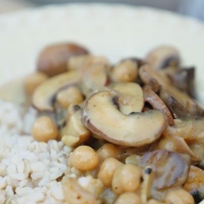 Prato com arroz, grão-de-bico e cogumelos em molho