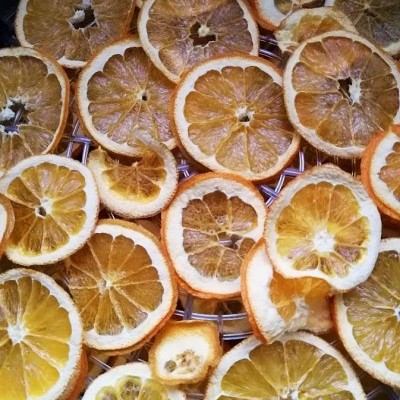 Fatias de laranja seca sobre grelha metálica