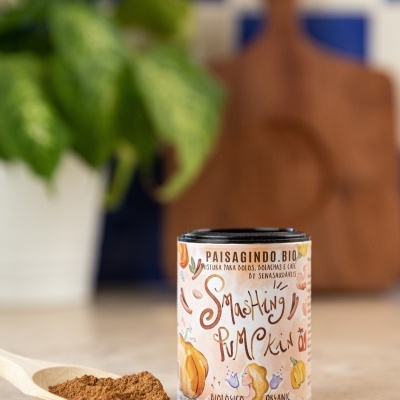 Frasco de especiarias Smashin Pumpkin com colher de madeira e pó