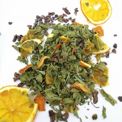 Ervas secas e frutas desidratadas sobre fundo branco