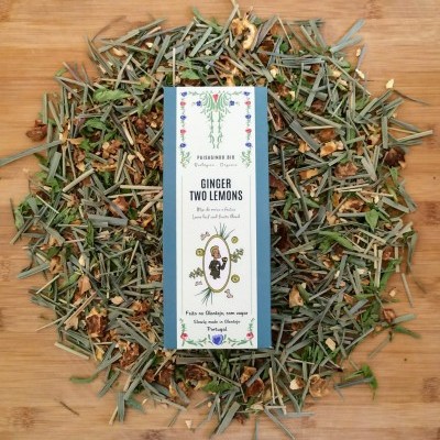 Pacote de chá Ginger Two Lemons da Passiflore Bio com ervas secas ao redor sobre madeira