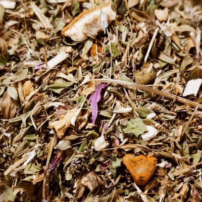 Ervas secas variadas em recipiente branco