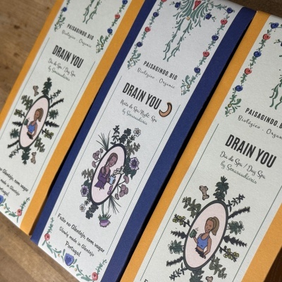 Caixas coloridas de produtos biológicos com rótulos detalhados e ilustrações de plantas.