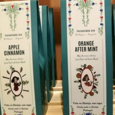 Pacotes de chá com design floral em verde e branco com textos em inglês