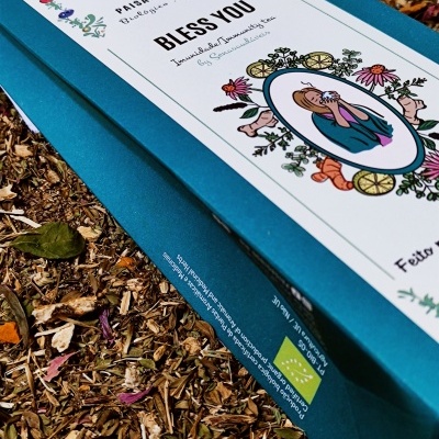 Caixa azul e branca de incenso com ilustrações florais e texto 'BLESS YOU'