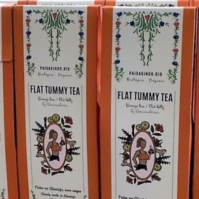 Caixas de chá FLAT TUMMY TEA com design branco e detalhes florais coloridos