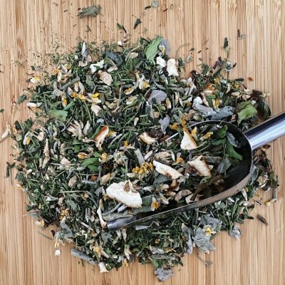 Mistura de ervas secas com colher metálica sobre madeira