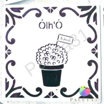 Azulejo branco decorativo com vaso de flor e texto 'Olho' e 'S João'