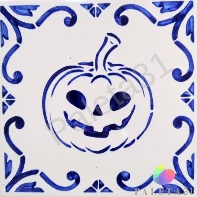Azulejo branco com abóbora de Halloween e padrão azul nos cantos