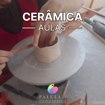 Pessoa modelando cerâmica em roda com texto CERÂMICA AULAS e logotipo PALETA31 ESCOLA DE ARTES