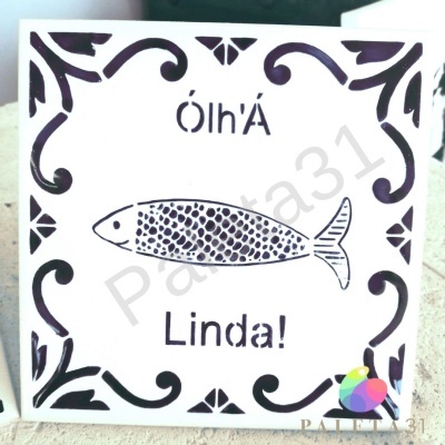Azulejo branco com desenho de peixe e texto em preto