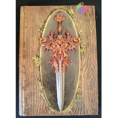Lâmina decorativa com punho barroco castanho dourado numa moldura de madeira texturada