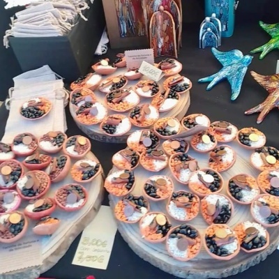 velas decorativas em superfícies redondas expostas numa mesa preta