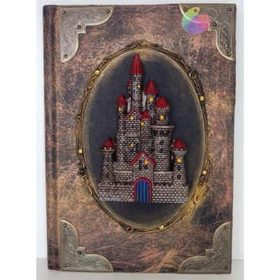 Livro com capa decorada com castelo em relevo e cantos metálicos