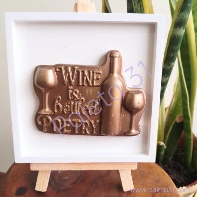 Quadro decorativo com moldura branca, relevo bronze de garrafa de vinho, taças e texto