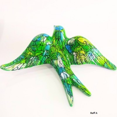Escultura cerâmica de pássaro colorido com asas abertas