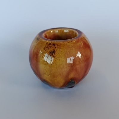 Vaso pequeno em cerâmica vidrada com tons amarelo e laranja