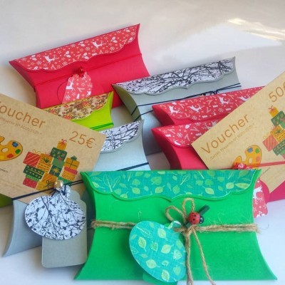 Envelopes decorativos coloridos com vouchers de 25€ e 50€